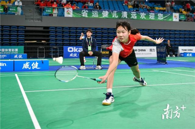 比赛现场，珠海队员飞扑救球。曾亮超 摄