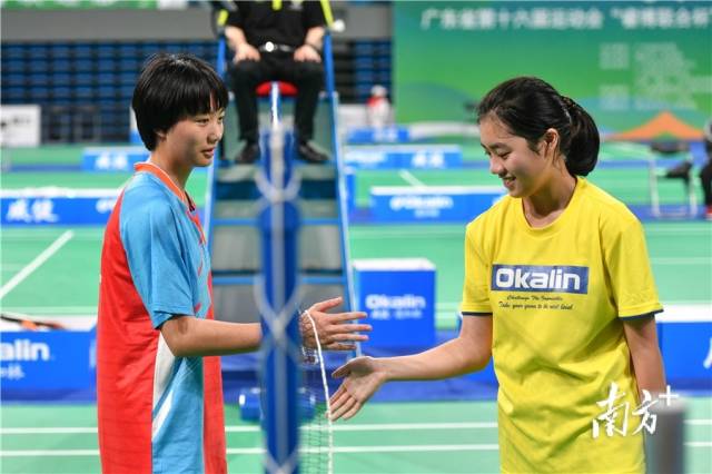 比赛结束，双方选手互相握手以表感谢。曾亮超 摄