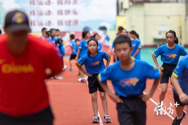 小运动员们在训练中。