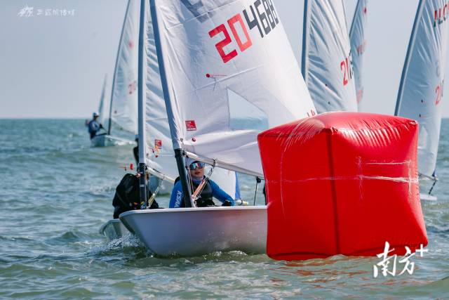 赛场上的陈佳铭。