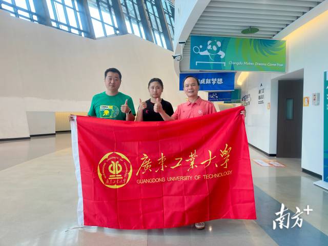 杨诗璐（中）。