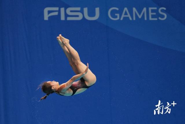 广东选手王伟莹在混合团体决赛中。