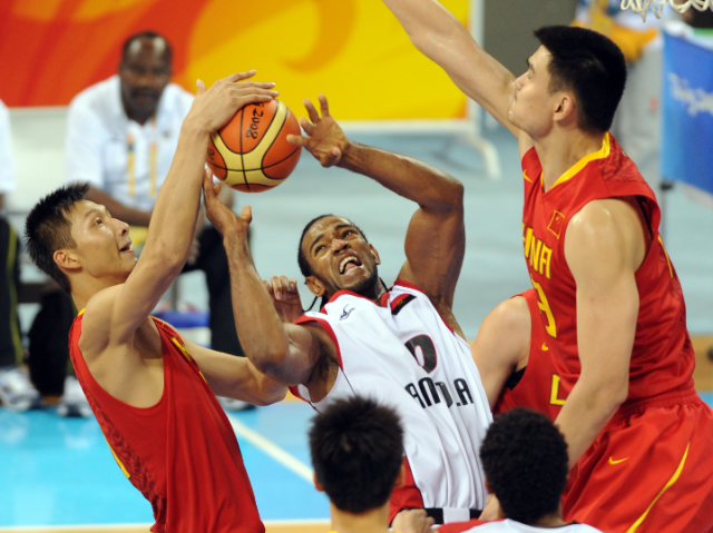 2008年北京奥运会男子篮球小组赛中，易建联（左）与姚明在比赛中防守。新华社记者 杨磊 摄