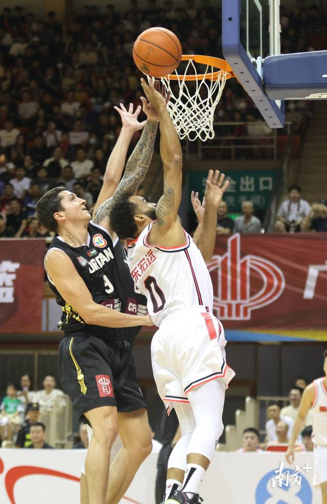 广东宏远队球员上篮。