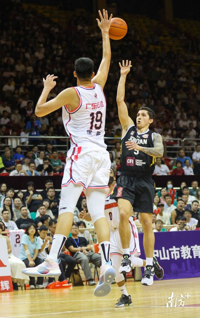 约旦队球员投篮。