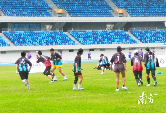 绿茵场上，运动员们奋力奔跑，拼抢飞盘。