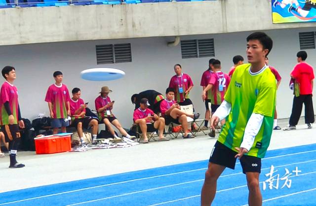 参赛运动员正在场下进行热身训练。