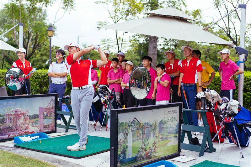 http://tyj.gd.gov.cn/qmjs_jszd/content/省高尔夫球队队员们为当地青少年展示挥杆击球动作.jpg