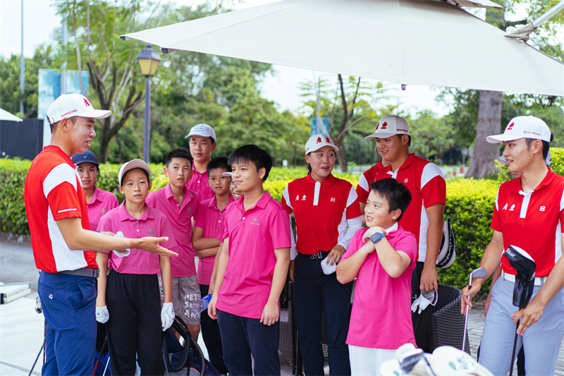 http://tyj.gd.gov.cn/qmjs_jszd/content/省高尔夫球队队员们为当地青少年讲解技术动作要领.jpg