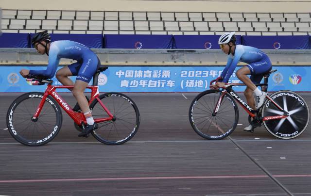 参赛选手在赛场上奋力骑行 