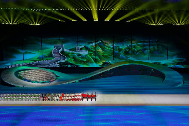 11月5日，中华人民共和国国旗在开幕式上入场。新华社发