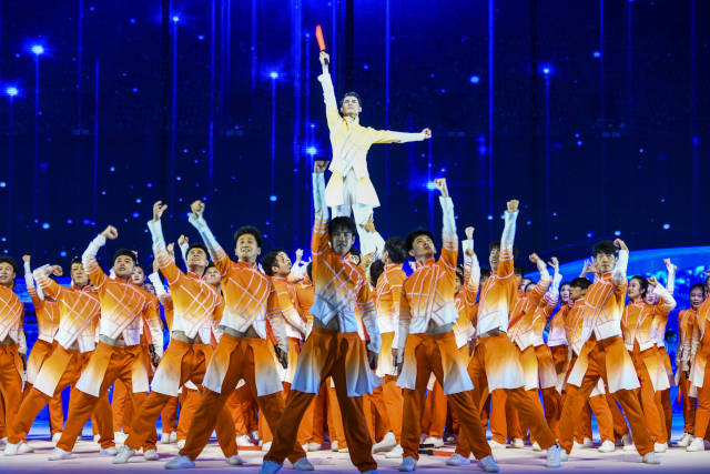 11月5日，演员在开幕式现场表演。新华社发