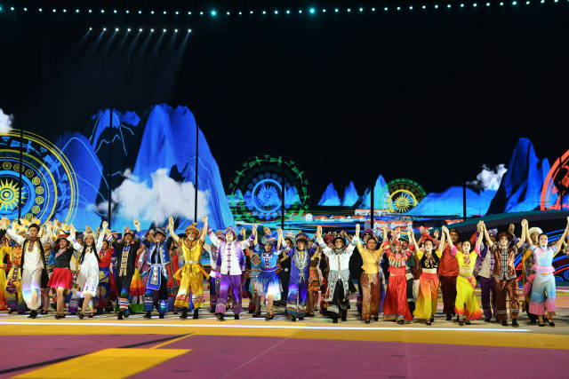 11月5日，演员在开幕式上表演。新华社发