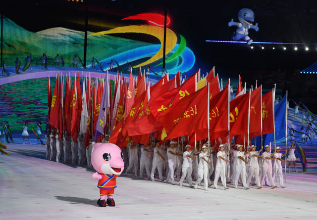 11月5日，各代表团旗帜在开幕式上入场。新华社发