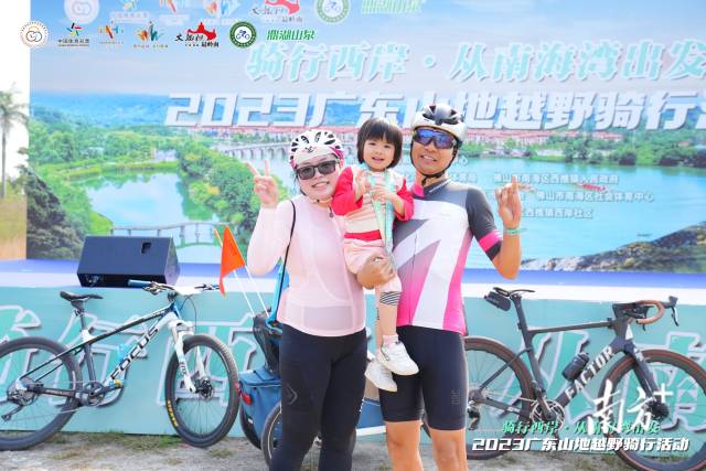 彭先生来自番禺，和妻儿一起参加活动。