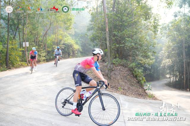 选手们骑行20公里，一路丈量湖光山色。