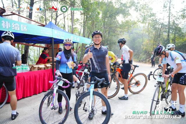 选手在补给点补充食物和饮料。