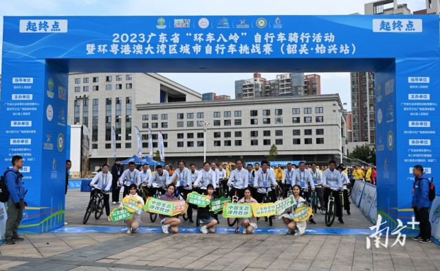 选手们享受骑行乐趣。