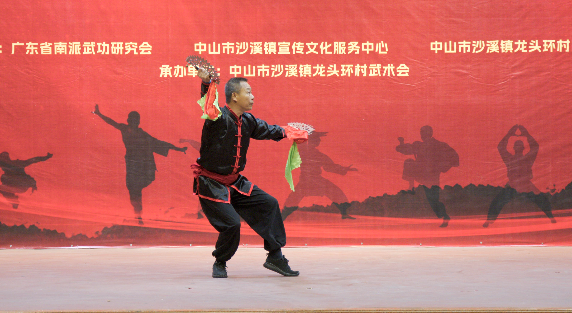 梁锡英表演罗梁会馆独门器械“双凤翼”